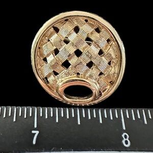 Elegant Gold-Tone Woven Brooch‎